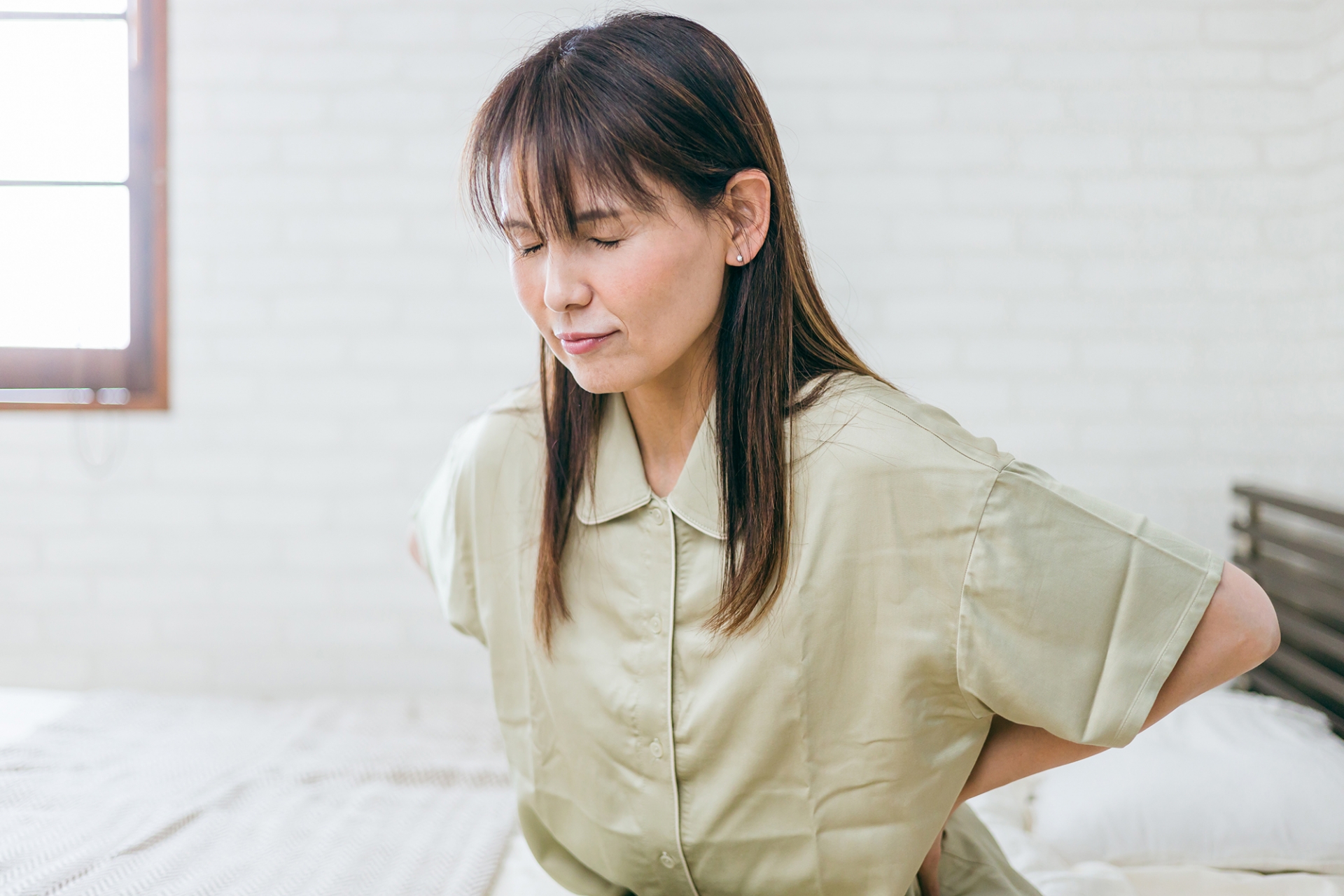 腰痛を感じる女性